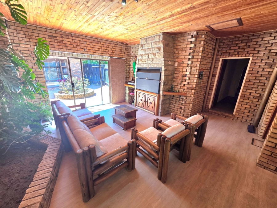 5 Bedroom Property for Sale in La Provance Free State